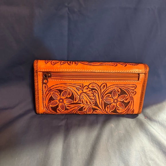 Selling a wallet in good condition. - Picture 2 of 2